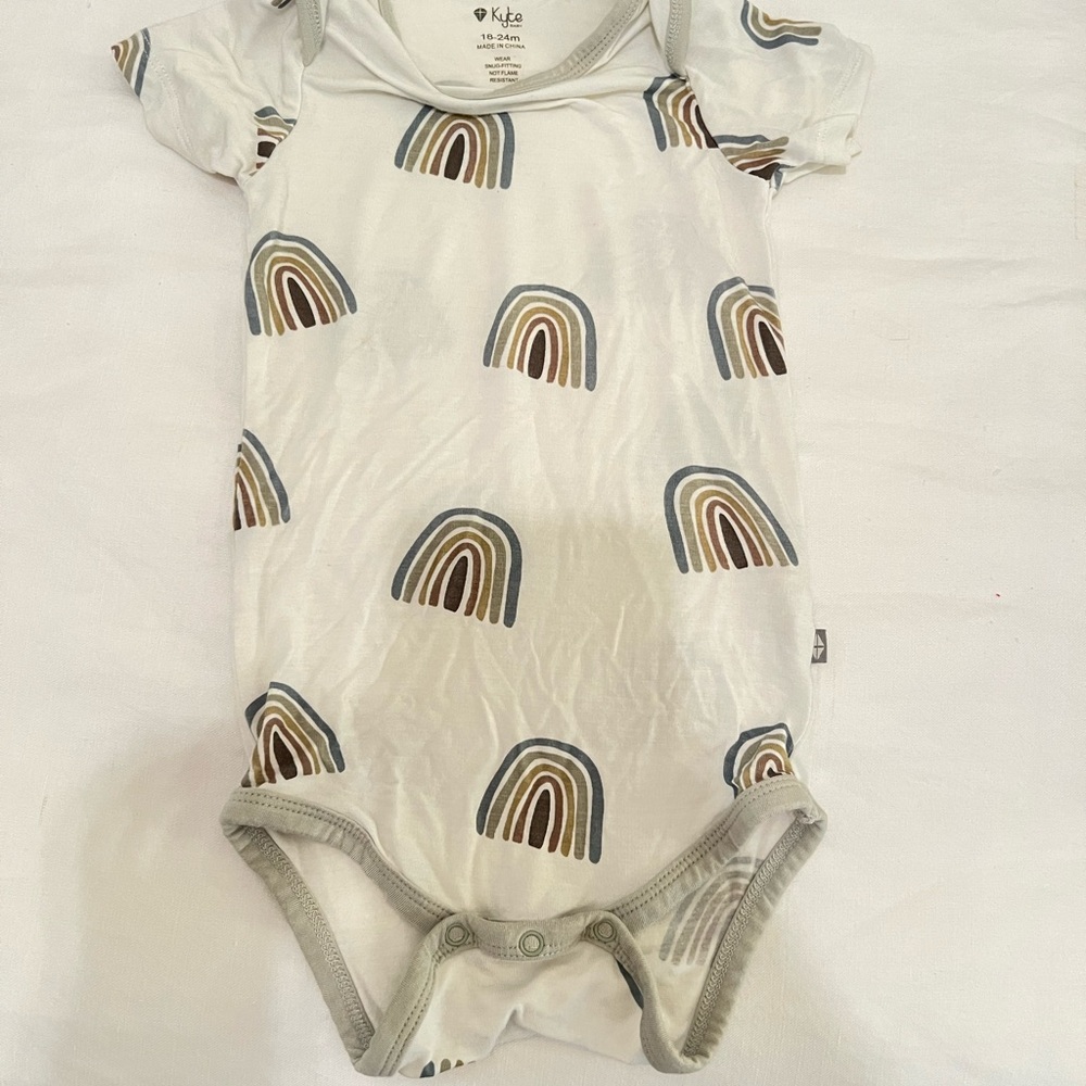 Kyte BABY Cream Bodysuit with Rainbow Print